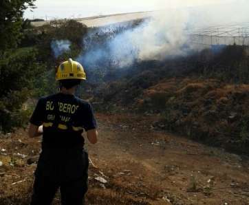 Un bombero del parque zonal de La Garita observa la zona afectada por el fuego (Foto TA)
