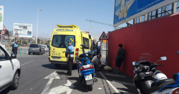 El joven, tendido sobre el asfalto, mientras es atendido por los sanitarios del SUC (Foto TA)