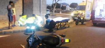 El personal sanitario del SUC atiende a uno de los heridos (Foto TA)