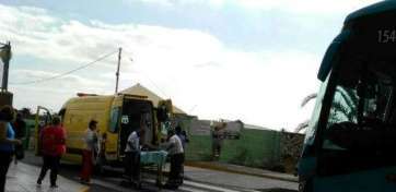 Momento en que la víctima del atropello es subido a la ambulancia (Foto Telde Ojeando)