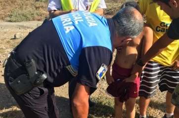 Un agente de la Policía Local junto al menor (Foto TA)