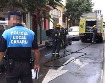 Imagen de los efectivos de emergencia interviniendo este mediodía en la calla Navarra (Foto TA)