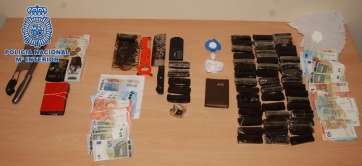 Material y dinero incautado en Jinámar (Foto TA)