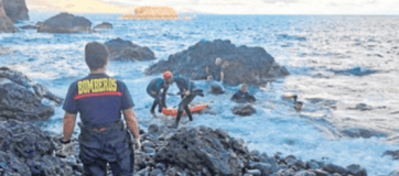 Imagen del operativo que recuperó el cadáver de Daniel Isidoro el pasado 13 de mayo en El Confital (Foto TA)
