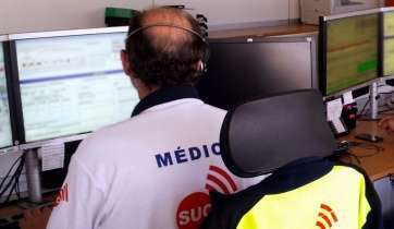 Imagen de archivo de un médico del SUC atendiendo una llamada en la Sala Operativa del 112 (Foto TA)