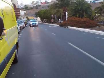 Ambulancia y policías locales en el lugar del accidente (Foto TA)