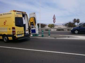 Imagen de archivo de una ambulancia en un accidente en la vía de circunvalación de Telde (Foto TA)
