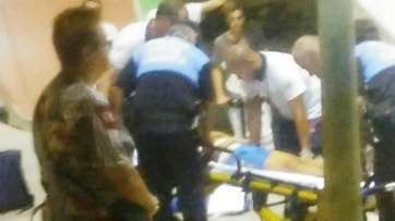 El personal de una ambulancia atendió a la niña (Foto Juan Calderín)