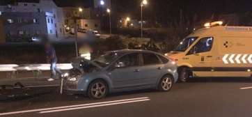 La ambulancia, en el lugar del accidente, junto a uno de los coches implicados en el suceso (Foto TA)
