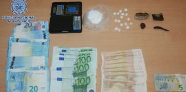 Dinero y droga hallada en el registro domiciliario (Foto TA)