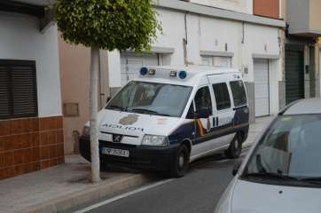 Furgón policial en una calle de Telde (Foto TA)