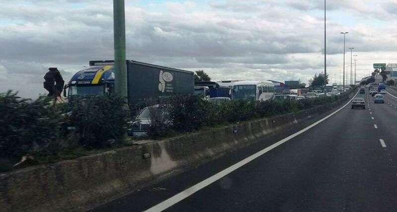 La cola en dirección hacia la capital (Foto TA)