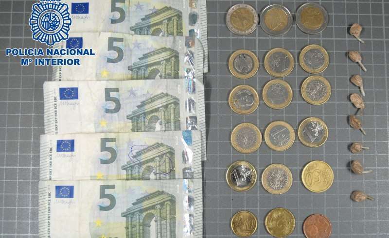 Dinero y droga encontrada al detenido (Foto TA)