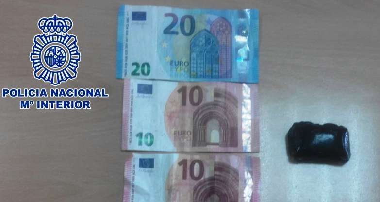 Droga y dinero que llevaba el arrestado (Foto TA)