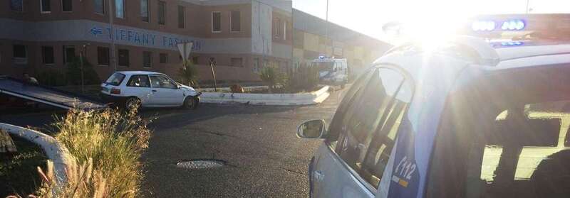 Al fondo, uno de los vehículo implicados en el choque frontal (Foto TA)