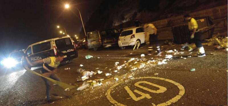 Efectivos policiales y voluntarios de USE, en la zona tras la pelea multitudinaria (Foto TA)