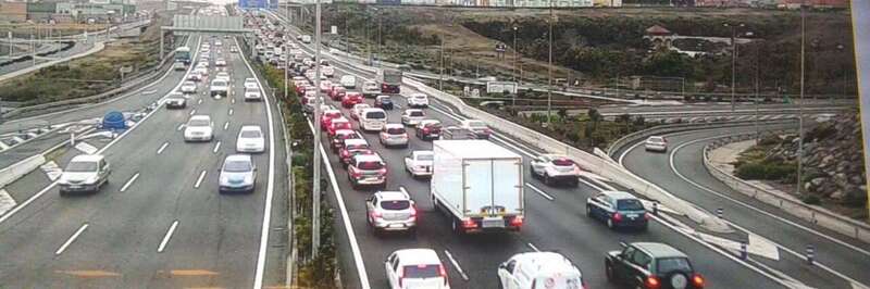 Retenciones en la GC-1, en una foto captada esta mañana (Foto TA)