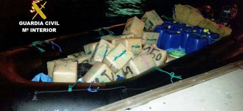 La embarcación con los fardos de droga atracada en el muelle de Taliarte (Foto TA)