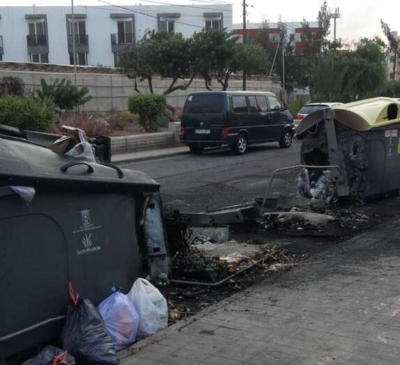 Imagen de contenedores quemados en Las Remudas días atrás (Foto TA)