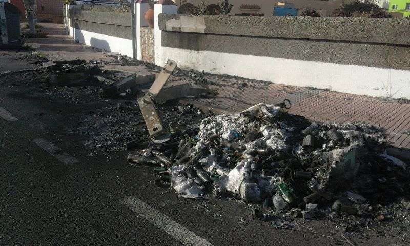 Estado en que quedaron los contenedores de la carretera general del Valle de los Nueve (Foto TA)