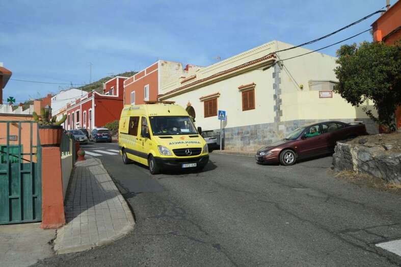 La dotación de una ambulancia medicalizada del SUC acudió al lugar para certificar el deceso (Foto TA)