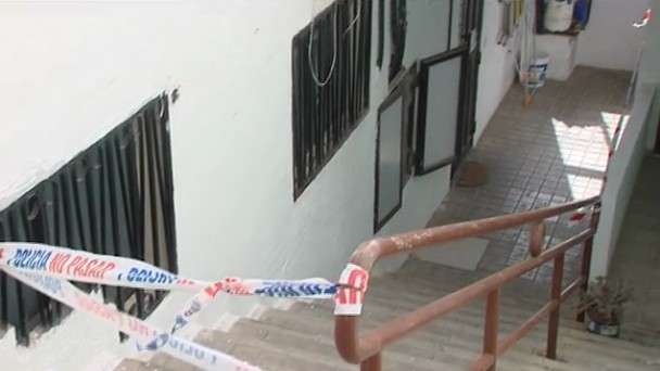 Acceso a la vivienda donde tuvo lugar el asesinato (Fotograma de RTVC)