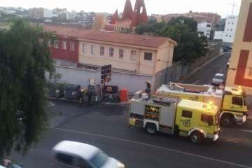 Incendio que acabó con los contenedores en San José de Las Longueras (Foto TA)