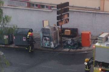 Incendio que acabó con los contenedores en San José de Las Longueras (Foto TA)