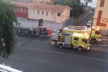 Incendio que acabó con los contenedores en San José de Las Longueras (Foto TA)