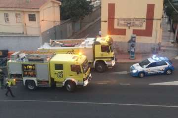 Incendio que acabó con los contenedores en San José de Las Longueras (Foto TA)