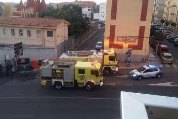 Incendio que acabó con los contenedores en San José de Las Longueras (Foto TA)