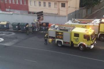 Incendio que acabó con los contenedores en San José de Las Longueras (Foto TA)