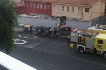 Incendio que acabó con los contenedores en San José de Las Longueras (Foto TA)