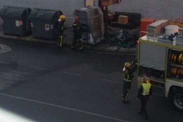 Incendio que acabó con los contenedores en San José de Las Longueras (Foto TA)