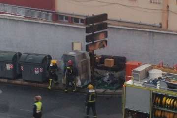 Incendio que acabó con los contenedores en San José de Las Longueras (Foto TA)