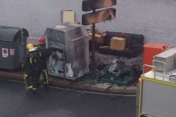 Incendio que acabó con los contenedores en San José de Las Longueras (Foto TA)