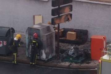 Incendio que acabó con los contenedores en San José de Las Longueras (Foto TA)