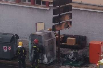 Incendio que acabó con los contenedores en San José de Las Longueras (Foto TA)