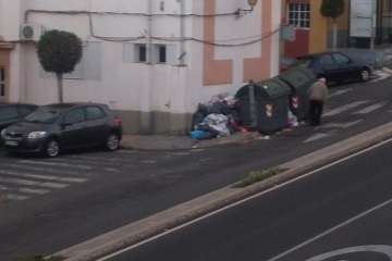 Incendio que acabó con los contenedores en San José de Las Longueras (Foto TA)