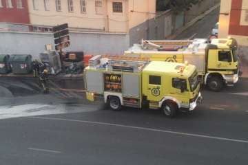 Incendio que acabó con los contenedores en San José de Las Longueras (Foto TA)