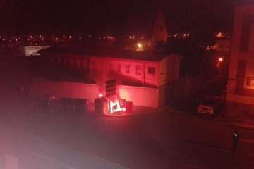 Incendio que acabó con los contenedores en San José de Las Longueras (Foto TA)