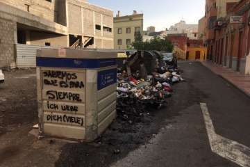 En la calle de Patricio Pérez Moreno ardieron tres contenedores (Foto TA)