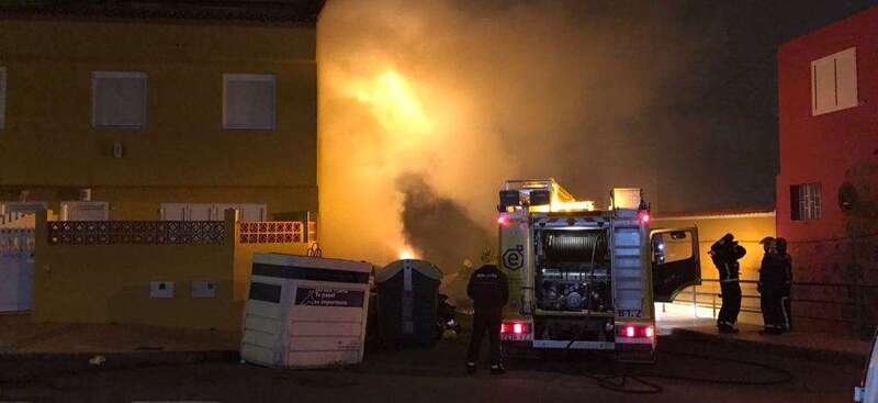 Los bomberos intervinieron para sofocar las llamas (Foto TA)