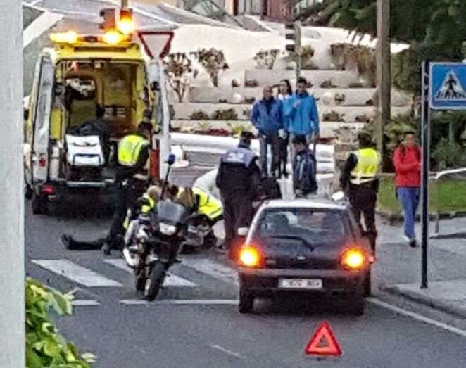 La Policía Local atiende al herido (Foto TA)