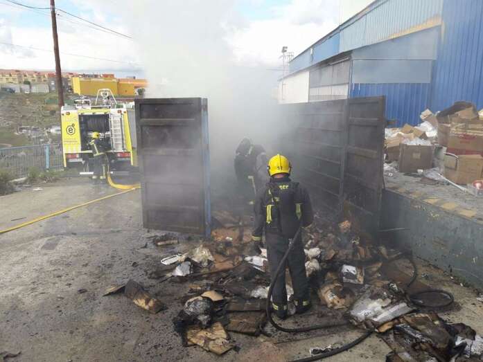 Los bomberos sofocan el incendio (Foto TA)