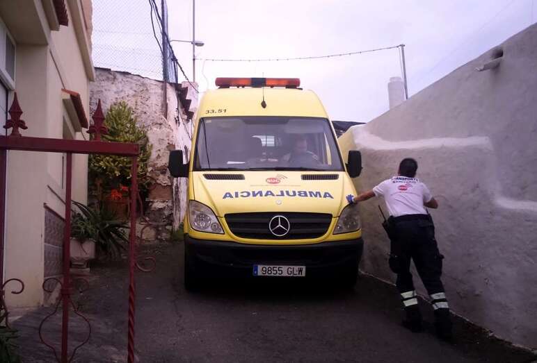 Los bomberos y sanitarios del SUC se tuvieron que emplear a fondo para liberar a la ambulancia (Foto TA)