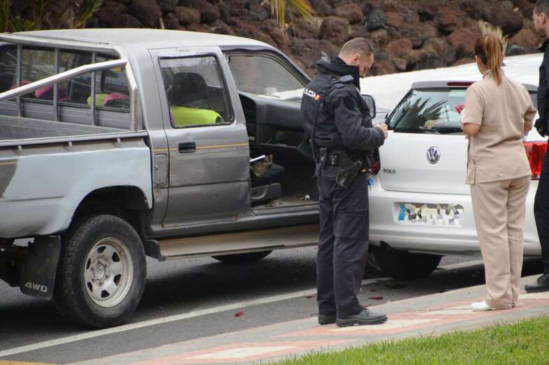 Agentes de la Policía Nacional con la propietaria del vehículo que sufrió el impacto (Foto TA)
