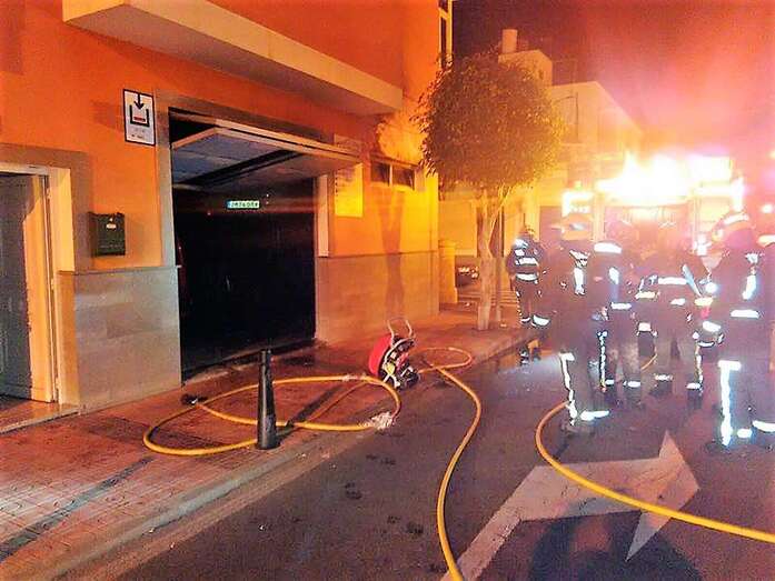 Los bomberos actúan en la zona (Foto TA)