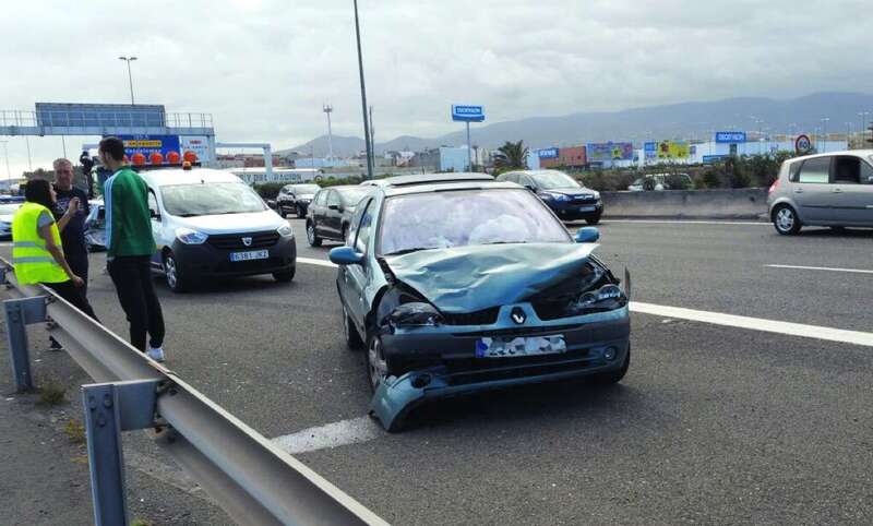 Imagen del primero de los accidentes acaecidos este mediodía, a la altura de La Estrella (Foto TA)