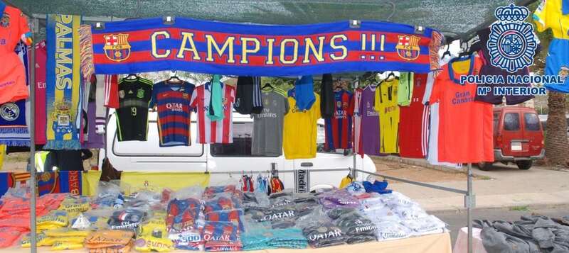 Un puesto de ropa con prendas falsificadas en el mercadillo de Jinámar (Foto TA)